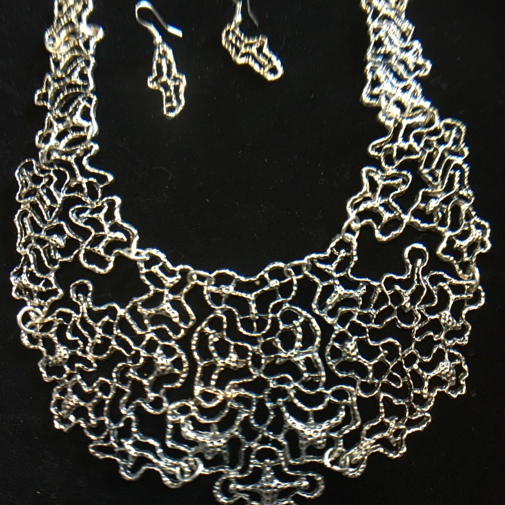 🎈LAST CHANCE DONATING ⭐️Silver tone coral necklac